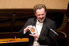 Christian Gerhaher with his Wigmore Medal at Wigmore Hall 12.10.16 c. Simon Jay Price