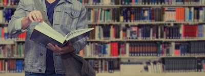 Persona estudiando en una biblioteca