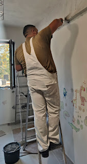 Plastering the beam in the playroom
