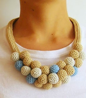 http://chabepatterns.com/free-patterns-patrones-gratis/jewelry-joyeria/crochet-beads-necklace-3-collar-de-cuentas-tejidas-3/