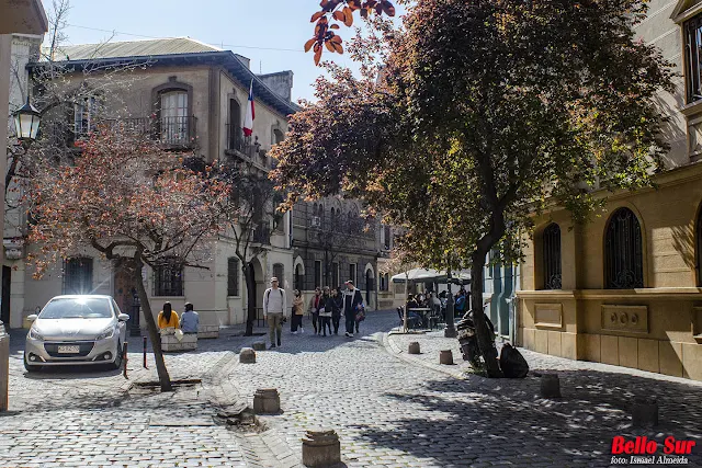 Los terrenos donde se construyo el barrio pertenecían a la congregación franciscana. A finales del siglo XIX, por dificultades económicas, tuvieron que ponerlos en venta donde los destacados arquitectos chilenos Ricardo Larraín Bravo y Alberto Cruz Montt, proyectaron su armoniosa estética, junto a la influencia europea de las casonas en las que predominan los estilos renacentista, neoclásico, barroco y neocolonial.