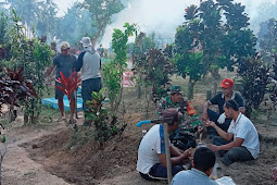 Babinsa Erwin Sidabutar Gotong Royong bersama Warga Membersihkan Pemakaman Umum 
