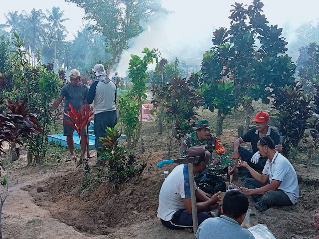 Babinsa Erwin Sidabutar Gotong Royong bersama Warga Membersihkan Pemakaman Umum