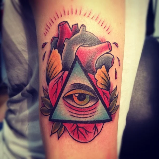 Tatuaje de Pirámide con un Corazón