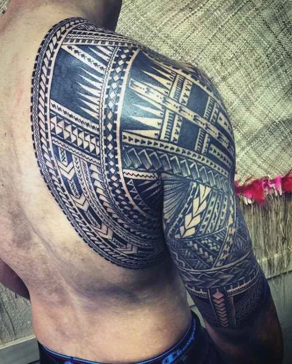 tatuaje maori en hombre, tatuaje tradicional polinesio para hombre