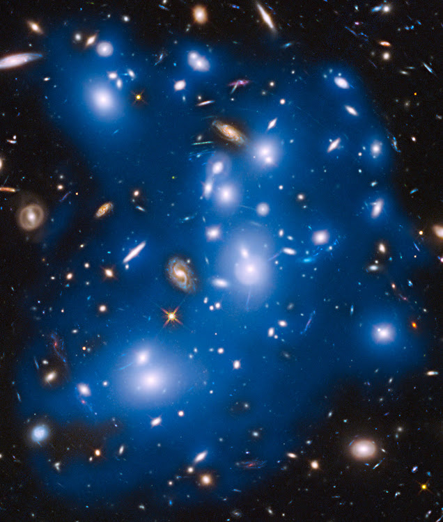 Cụm Thiên hà Abell 2744 trông như một con ma khổng lồ trong vũ trụ. Hình ảnh: NASA, ESA, IAC, STScI.