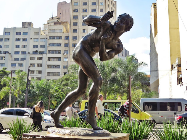 Close up da Escultura O Menino e o Catavento no Largo São Francisco - Centro - São Paulo