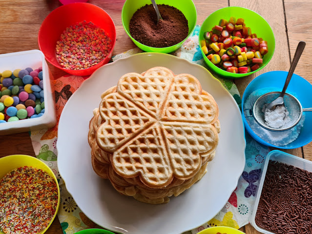 Waffel-Buffet: Rezept für schnelle Waffeln, leckere Toppings & praktische Tipps. Ideal für den Kinder-Geburtstag, die Familienfeier und das Schul- sowie Kindergarten-Fest, weil das Waffelbuffet so gut vorzubereiten ist.