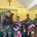 Bentuk Kepedulian Kepada Warga Papua, Satgas Pamtas Yonif 711/Rks Beri Sembako dan Baju Olahraga