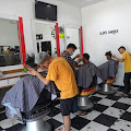 Jelang Lebaran, Alim Barbershop Ramai Dikunjungi