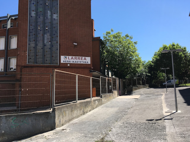 Zona de acceso al colegio Larrea