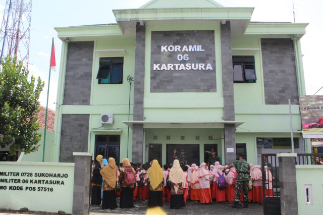 MURID SDIT KERTOSURO KUNJUNGI KORAMIL 06/KERTOSURO KODIM 0726/SUKOHARJO