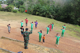 Satgas Pamtas Yonif 407 Latihkan PBB ke Pelajar SDN 25 Perimpah Sei Amplas.lelemuku.com.jpg