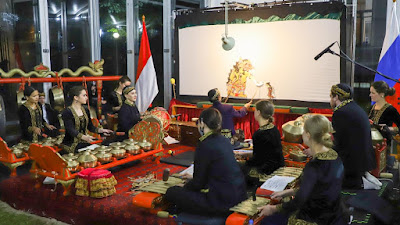 Promosikan Budaya Indonesia, KBRI Moskow Gelar Wayang Kulit, Warga Rusia Antusias Menonton