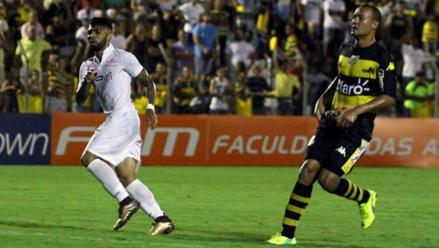 Em jogo nada tranquilo, Santos arranca empate favorável