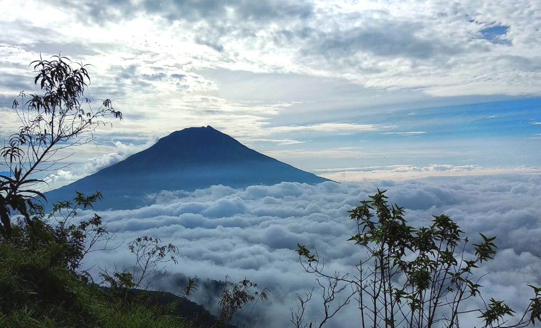 Mendaki Gunung Kembang Via Blembem - Santri Dan Alam
