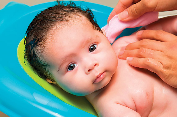Những điều cần biết trong lần đầu tiên tắm nước cho bé
