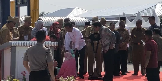 Nekat Terobos Paspampres, Seorang Ibu Mengadu ke Jokowi Lalu Pingsan