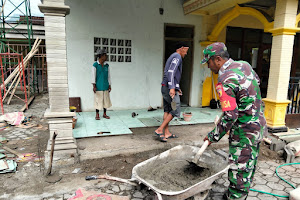 Bantu Rakyat, Anggota TNI Kodim 0802/Ponorogo ikut Pasang Keramik di rumah Warga