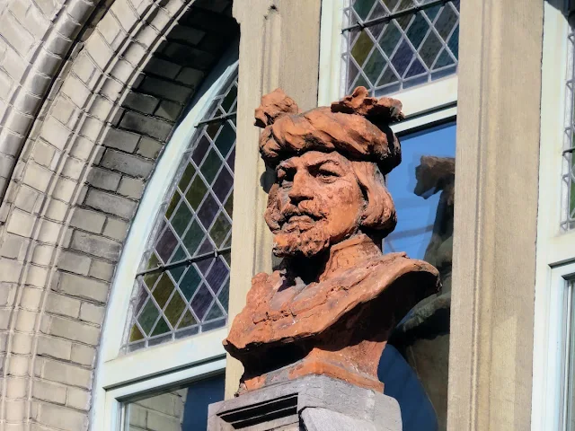 Ghent in a day: bust photographed during golden hour