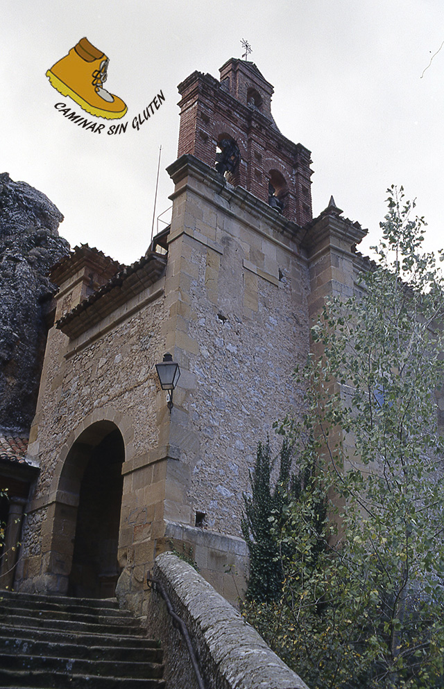 Escaleras, entrada y campanario de la ermita de San Saturio