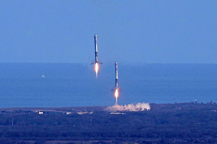 Hai tên lửa đẩy nằm ở ngoài cùng của Falcon Heavy quay trở lại và hạ cánh an toàn ở bãi đáp tại Trạm Không quân Mũi Canaveral. Hình ảnh: SpaceX.