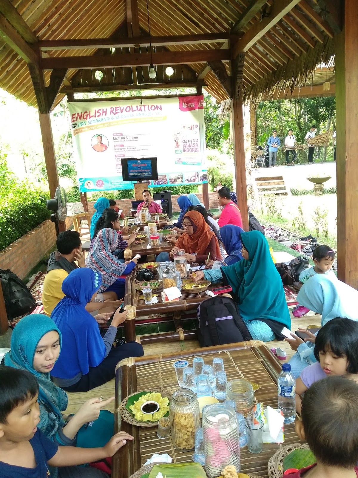 Pak Hani menyambut kami di Kafe Tiga Bahasa Borobudur