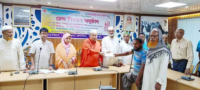 পাইকগাছায় প্রধানমন্ত্রীর মানবিক সহায়তার ১১ লক্ষ টাকার চেক বিতরণ