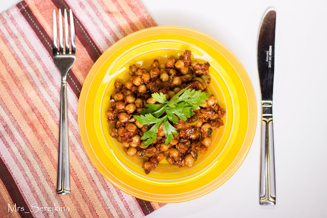 Stewed chickpeas with tuna