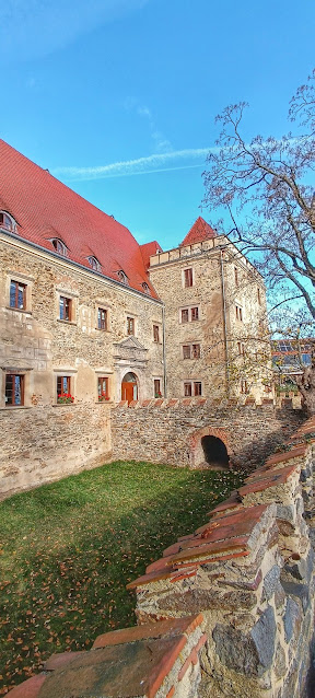 zamek wybudowany w 1580 roku w niewielkiej wsi, Gola Dzierżoniowska 45 km na południe od Wrocławia