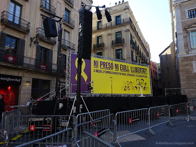 Sur la Plaça de Sant Jaume, manifestation pour réclamer la liberté des politiques catalans. Cette place de 1823 est, depuis, le cœur politique de la ville avec ses deux édifices principaux, le Palau de la Generalitat  (le palais du gouvernement autonome de Catalogne) et l'Ajuntament de Barcelone (la mairie) 