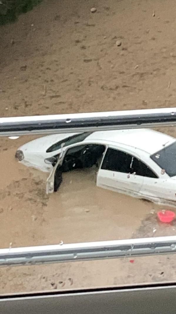 Bursa'da sağanak yağmurda; dere taştı, araçlar sular içinde kaldı