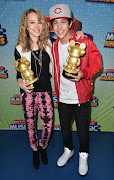 Ela o combina com sandálias de estampa píton e clutch verde, . (bridgit mendler austin mahone radio disney uvdtojf zwx)