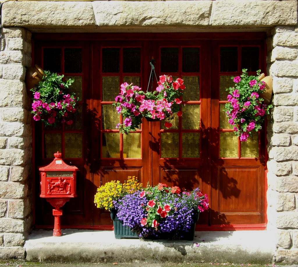 Дом цветов и подарков. Крыльцо в цветах. Окно с цветами. Старинный дом в цветах. Цветы у дома.