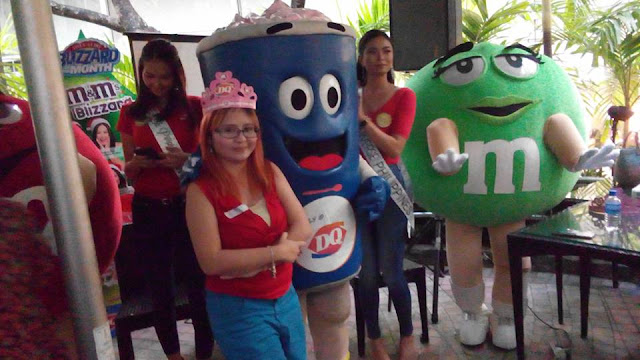 Me with the friendly dancing mascots of Dairy Queen, Green and Red, and the 2016 Bb. Pilipinas winners. Of course ninja moves as there are many who wanted to take pics with them!