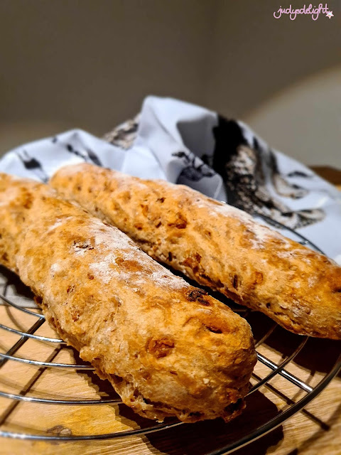 Zwiebelbaguette mit gerösteten Zwiebeln.