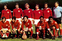 Sport Lisboa e BENFICA - Lisboa, Portugal - Temporada 1972-73 - Adolfo, Humberto, Artur, Martines, Zeca y José Henrique; Jaime Graça, Nené, Vitor Baptista, Jordâo y Eusebio - El Benfica quedó campeón de la Liga Portuguesa en 1972-73, ganando 28 de sus 30 partidos y empatando los dos restantes.