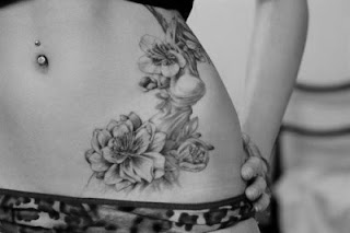 TATUAJES EN ABDOMEN FLORES