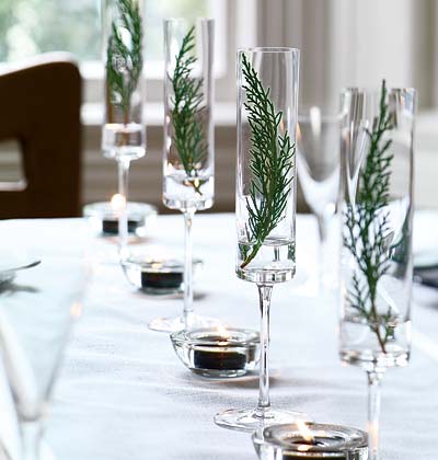 Simple and Elegant Christmas Centerpiece Check out this simple centerpiece