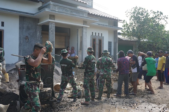 TMMD Demak : Walau Panas Terik Matahari Menyengat, Satgas dan Warga Tetap Semangat