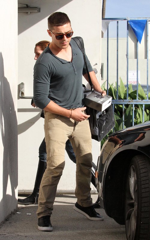 zac efron and vanessa hudgens house. Zac Efron leaving Vanessa