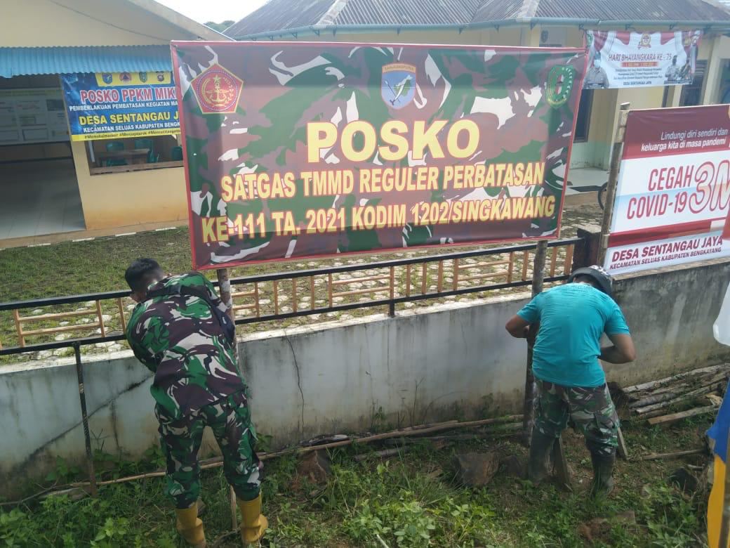 Anggota satgas TMMD pasang bener posko TMMD ke 111 kodim 1202/skw