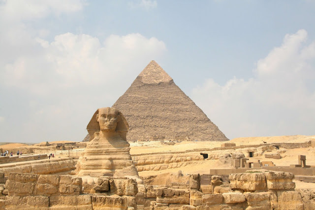 Là biểu tượng cổ xưa nhất của Ai Cập, Kim tự tháp Giza cách trung tâm thành phố Cairo khoảng 13 km. Có ba khu phức hợp kim tự tháp khác nhau, kim tự tháp này là một trong Bảy kỳ quan thế giới. Kim tự tháp Giza là kim tự tháp cũ nhất và duy nhất còn tồn tại đến ngày nay. 