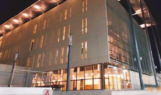 Cumpleañero atacó a trompadas a esposa y faltó poco para asfixiarla dentro del baño