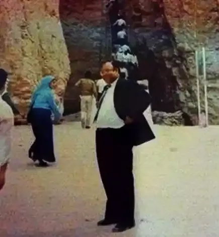 صورة الأستاذ الدكتور فوزي مكاوي عميد كلية الآداب جامعة طنطا - ألتقطت بواسطة د. محمد الشافعي عندما كان طالباً بالفرقة الأولى قسم الآثار عام 1986م.