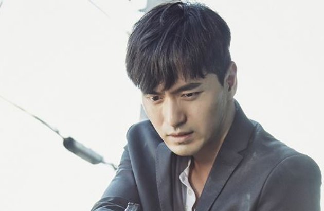 Pose Keren Lee Jin Wook