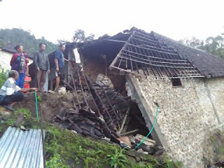 Dua Rumah Warga Rusak Akibat Hujan Semalam