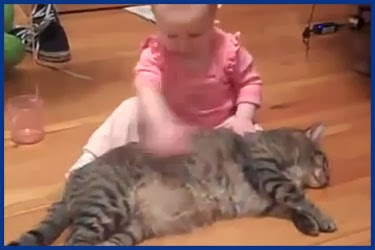 Baby kuschelt mit Katze