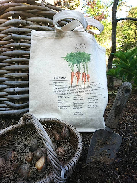 The durable 100% cotton canvas bag is useful as " my bag " as an eco bag in supermarkets, vegetable gardens, and libraries.