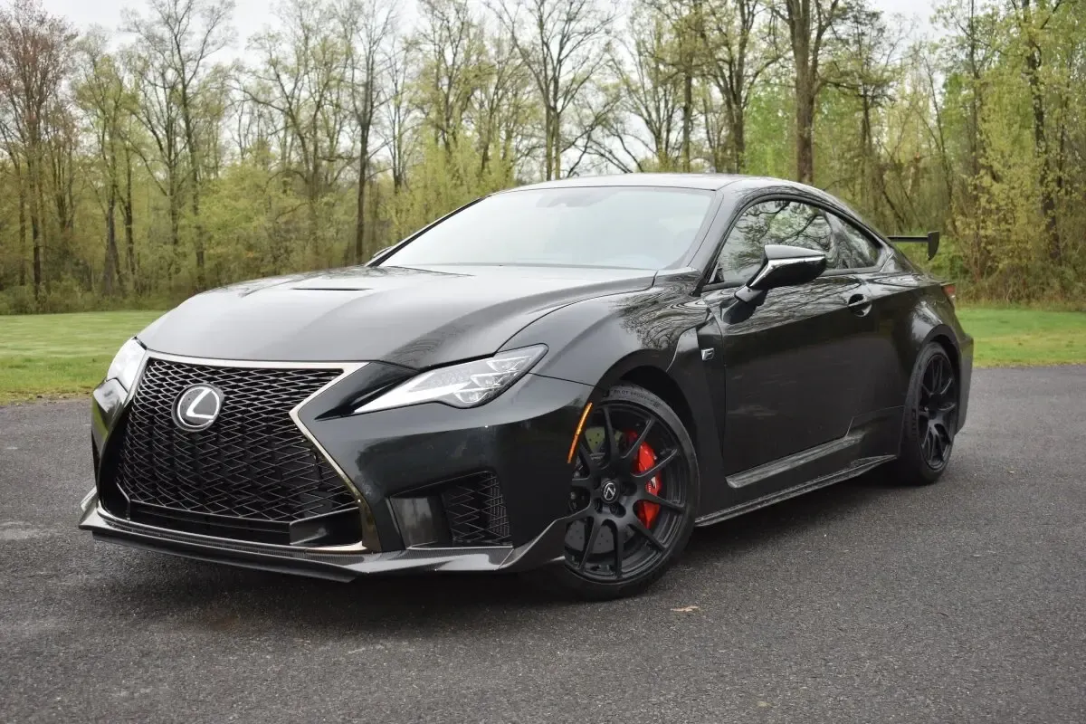 Lexus RC F: A Emoção de um V8 Japonês com Alma e Luxo